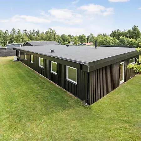 5 Bedroom Lovely In Holiday home Hojslev