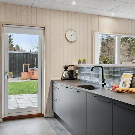 5 Bedroom Lovely In Holiday home