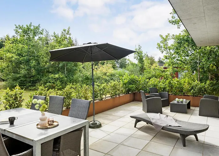 5 Bedroom Lovely In Holiday home Hojslev