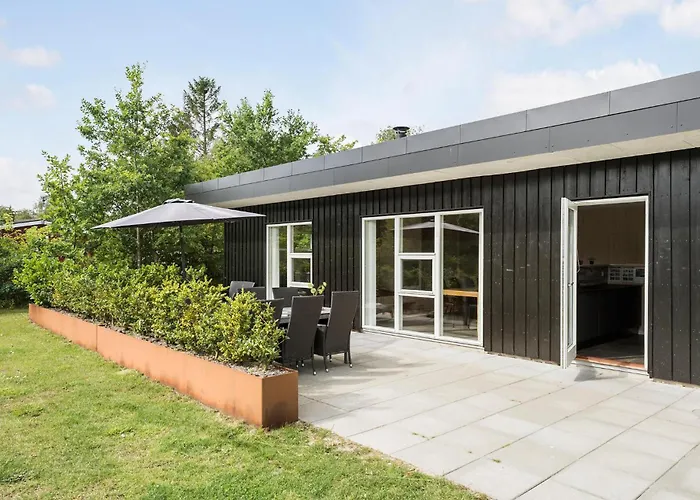 Holiday home 5 Bedroom Lovely In Hojslev