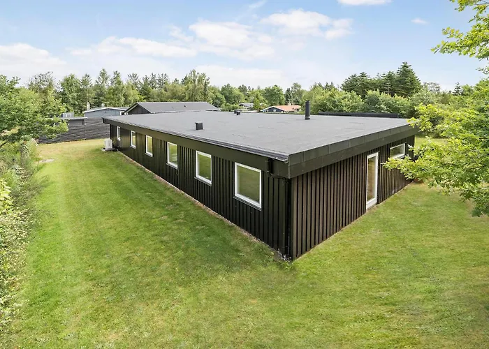 5 Bedroom Lovely In Holiday home Hojslev