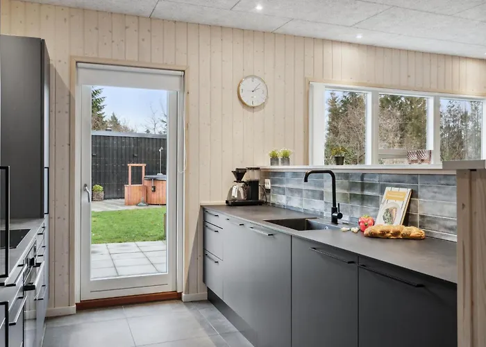 5 Bedroom Lovely In Holiday home